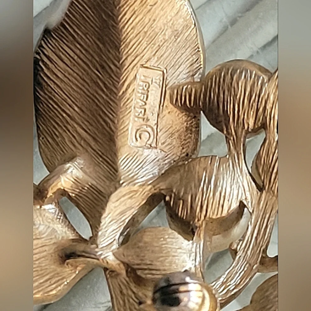 Crown Trifari Grape Cluster Faux Ivory Pearl Gold Brooch Vintage - Picture 3 of 4